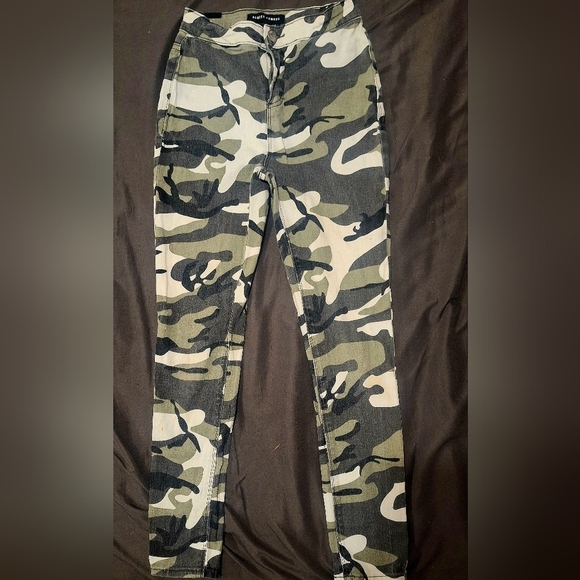 Almost Famous - Camo Skinny Jeans. - Picture 1 of 3